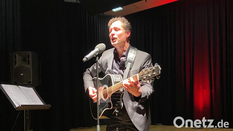 Stefan Schael bei seinem Elvis-Konzert „Memories“ in Kümmersbruck. Bild: Roland Strehl/exb