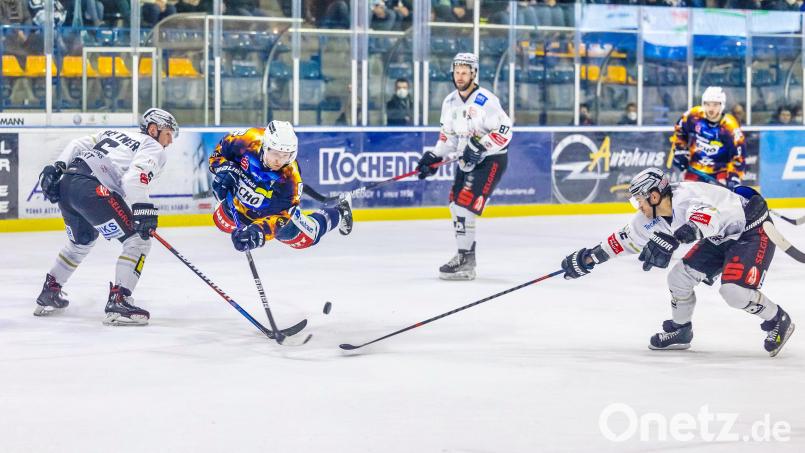 Der fliegende Lette: Edgars Homjakovs war beim finalen Play-off-Spiel gegen die Black Dragons aus Erfurt nicht zu stoppen: Er erzielte beim 6:1-Sieg der Blue Devils drei Tore. Bild: Tobias Neubert