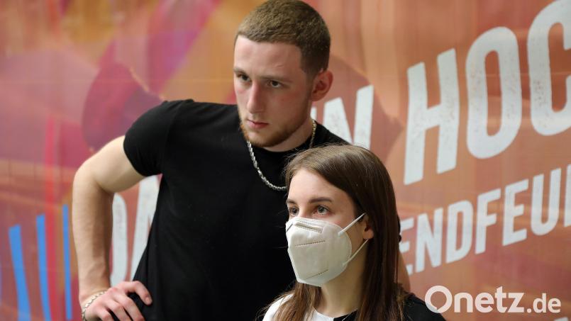 Vor ihnen liegt eine ungewisse Zukunft: Zumindest konnten die beiden jungen Ukrainer Weldan (links) und Anastasiia nach zehn Tagen die Amberger Notunterkunft verlassen und im Stadtgebiet von Amberg in eine eigene Wohnung ziehen. Bild: Wolfgang Steinbacher