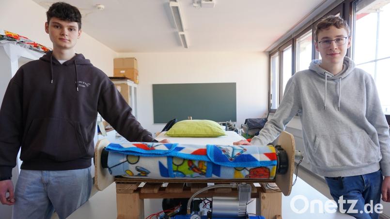 Die beiden Jungforscher Benedikt Wolf (links) und Ben Walter und ihr Weckerbett. Bild: jut