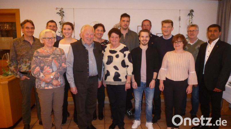Er lässt sich sein Alter nicht anmerken: Georg Hoffmann im Kreise seiner Angehörigen und Gratulanten. Bild: bk