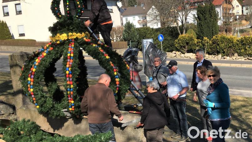 Hoch hinauf musste Werner Richter vom Team „Osterbrunnen“ der Frauen-Union um Vorsitzende Annemarie Sladky (Zweite von rechts) , damit die farbenfrohe Osterkrone auch von allen Seiten prachtvoll aussieht. Bild: cro