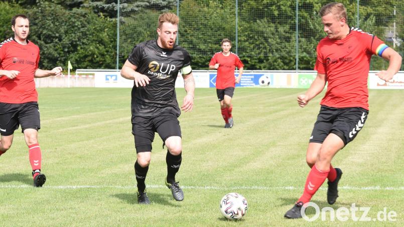Kapitän Bastian Popp (links) steht dem FC Tirschenreuth im Heimspiel gegen den 1. FC Trogen vermutlich wieder zur Verfügung. Archivbild: Gebert