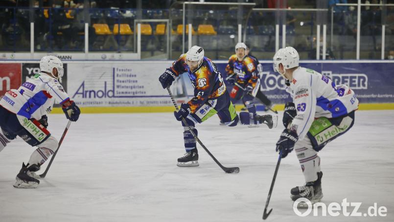 Chad Bassen (links) und die Blue Devils Weiden feuerten Schüsse in Hülle und Fülle ab, allein den Weg ins Tor fand jedoch kein Puck. Bild: Werner Moller