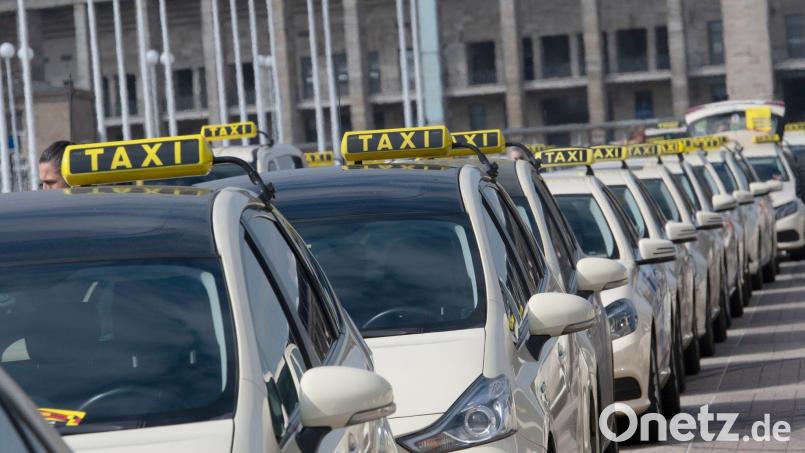 Taxis stehen aufgereit vor dem Berliner Olympiastadion bereit. Bild: Paul Zinken/dpa