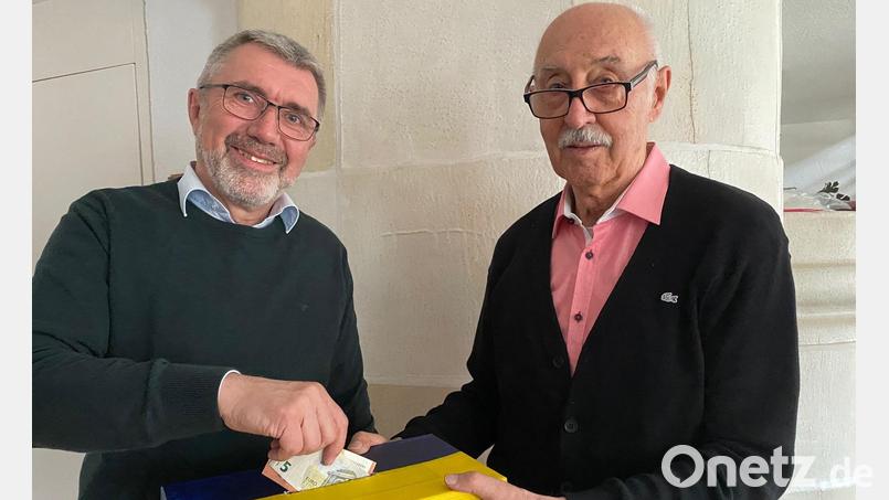 Die Spenden aus der Benefizveranstaltung überreichte Josef Eichinger (links) an den Vorsitzenden der &quot;Aktion Tschernobyl&quot;, Josef Ziegler. Bild: Völkl