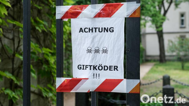 Ein Zettel mit der Aufschrift "Achtung Giftköder" mahnt zur Vorsicht. Symbolbild: Jens Kalaene