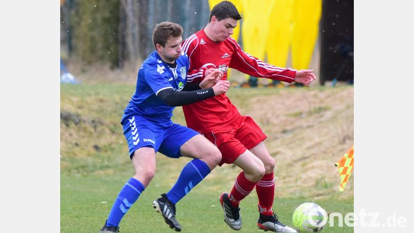 Der Kondrauer Tobias Marti (rechts) wird in dieser Szene von Maximilian Träger (ASV Wunsiedel) bedrängt. Bild: Thomas Schrems