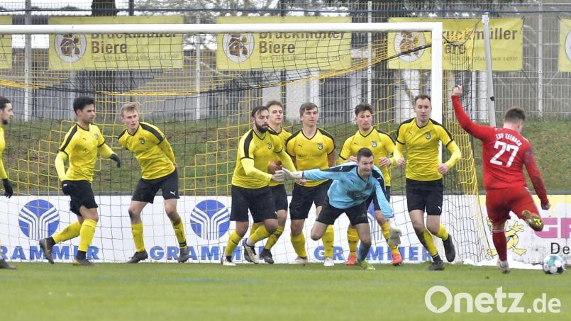 Brenzliche Situation in der Schlussphase vor dem Amberger Tor: Schiedsrichter Oliver Barnert entschied auf direkten Freistoß für die Gäste, doch Edward Hinz vom TSV Seebach (rechts) scheiterte am Abwehrbollwerk der Hausherren im Fünfmeterraum um (von links) Mario Schmien, Kapitän Benjamin Burger, Anil Kilic, Lukas Heinrich, Dennis Kramer, Marcel Hack, Ludwig Richthammer, Torhüter Manuel Baumgärtner, Yannik Haller und Tobias Götz.
FC Amberg - TSV Seebach 1:0 (1:0)
Fußball Landesliga Mitte 
Saison 2021/22
Bild: Hubert Ziegler Bild: Hubert Ziegler