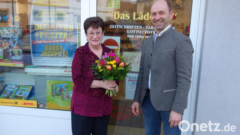 24 Jahre lang führte Rita Thomas das &quot;Lädchen&quot; in Ensdorf, nun wurde sie von Bürgermeister Hans Ram in den Ruhestand verabschiedet. Bild: tra