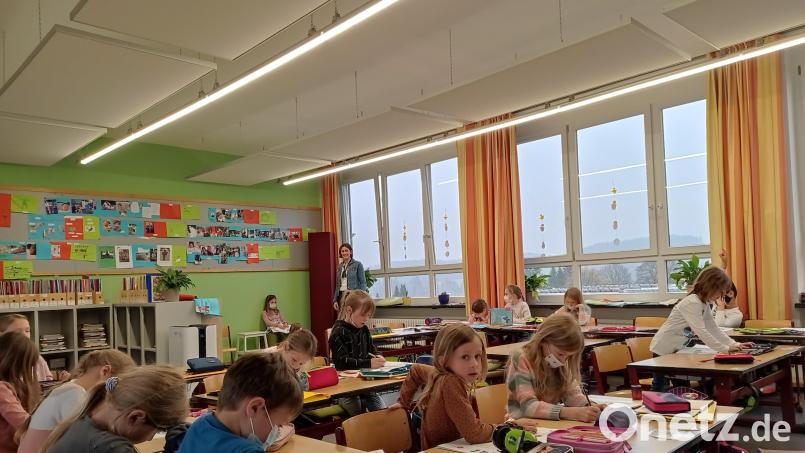 Im Unterrichtsraum der Kombiklasse 1/2C und im angrenzenden Gruppenraum wurden zehn Deckenmodule und zwei Schallschluckelemente installiert. Jetzt entspricht das Klassenzimmer der vorgegebenen Richtlinie „Hörsamkeit in Räumen“, informiert Schulleiterin Johanna Reger (hinten). Bild: fpoz