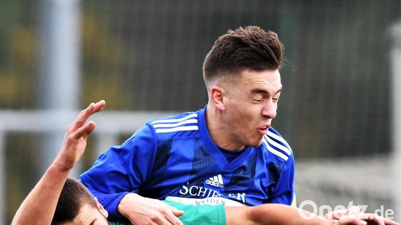 Fabian Helleder (blaues Trikot) traf per Kopf zur 1:0-Führung für die SpVgg SV Weiden. Archivbild: G. Büttner