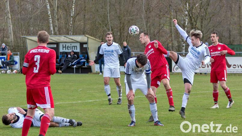 Erfolglos fordern die Schwarzhofener (rote Trikots) hier einen Elfmeter, der den möglichen Ausgleich zum 2:2 hätte bedeuten können. In den letzten Minuten warfen sie trotz Unterzahl alles nach vorne, fingen sich nach einem Konter allerdings noch das 1:3. Bild: Guenter Uschold