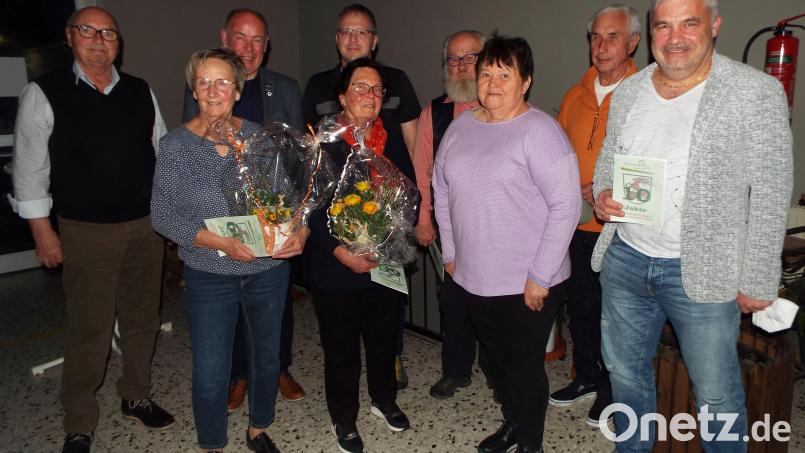 Vorsitzende Liesbeth Schnaus (Dritte von rechts) mit Hans Luber (links) vom Kreisverband, Bürgermeister Roland Strehl (Dritter von links) und Geehrten. Bild: e