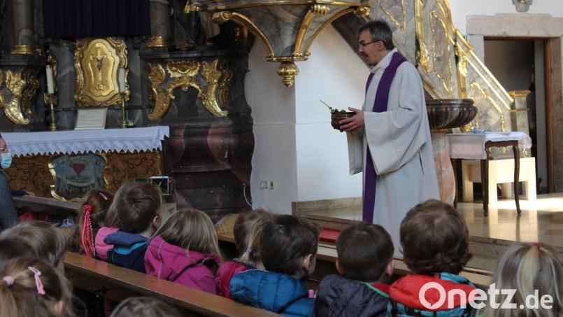 &quot;Vergebung ist ein tolles Putzmittel für unsere Seele&quot;, erklärte Pfarrer Martin Besold (stehend) den Kindergartenkindern. Bild: fks