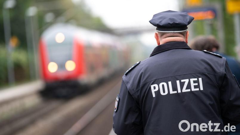 Ein Polizist läuft über einen Bahnsteig. Bild: Jonas Walzberg/dpa/Symbolbild