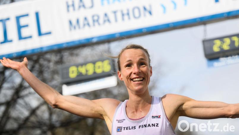 Domenika Mayer feiert ihren Sieg beim Hannover-Marathon und somit auch den Titel bei den deutschen Marathon-Meisterschaften. Bild: Julian Stratenschulte/dpa