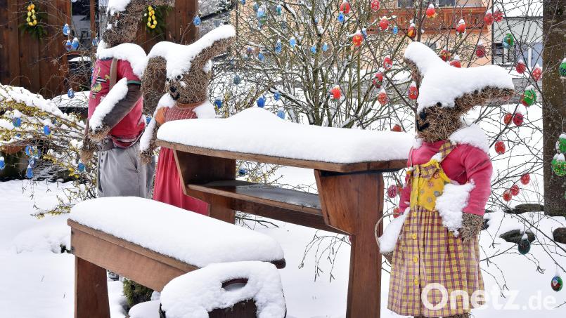 Verschneit präsentierte sich der Dorfplatz in Mittelreinbach mit seiner Oster-Dekoration am Sonntag. Bild: Stephan Huber