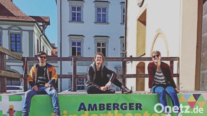 Die Schauspieler von „FarbAffenLand“, Nils Hüttenrauch, Marie Wuillème und Nada Degrell (von links), freuen sich über ihren Sieg. Bild: Steffi Bürger/exb