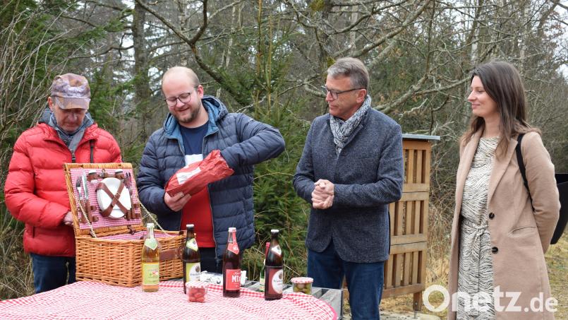 Mit einer Brotzeit an der Heusterzbrücke läuteten Karl und Florian Maschauer von der gleichnamigen Bäckerei, Bürgermeister Franz Stahl und Tourist-Info-Leiterin Stefanie Süß (von links) die diesjährige Picknick-Kerwl-Saison ein. Bild: szl