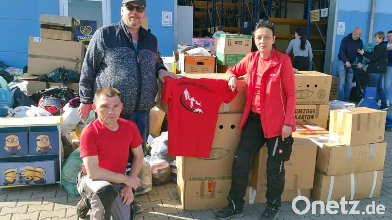 An die 30 Kartons, gefüllt mit Kleidung, Tierfutter und Hygieneartikel, konnten Judith Maier (rechts) und Peter Pretsch (links) an Andre Pöppich (Mitte) von der Organisation &quot;Sulzbach-Rosenberg hilft&quot; für die Ukrainehilfe übergeben. Bild: ads