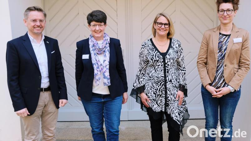 Mit Kerstin Hörl und Christiane Colditz (von rechts) begrüßte Fördervereinsvorsitzender MdL Tobias Reiß offiziell neues Personal in der Internationalen Begegnungsstätte Kloster Speinshart. Hotelbetriebswirtin Ute Dörrzapf (Zweite von links) ist schon länger im Begegnungszentrum beschäftigt und betreut den Tagungsbereich Bild: do