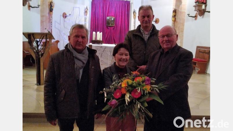 Pfarrer Wilhelm Bauer (rechts) und Kirchenpfleger Hans Maier (links) verabschieden die langjährigen Pfarrgemeinderatsmitglieder Gerti Braun (Zweiter von links) und Richard Zimmet (Zweiter von rechts). Bild: rfi