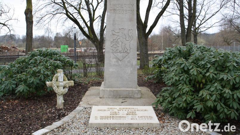 Nur als Zahl erscheinen die Gefallenen und Vermissten des Zweiten Weltkriegs zurzeit auf einer Gedenkplatte beim Gefallenenmahnmal. Der Heimatpflegebund will dies ändern und gemeinsam mit der Stadt eine Lösung finden, die den Soldaten gleichsam ihre Namen wiedergibt. Bild: bjp
