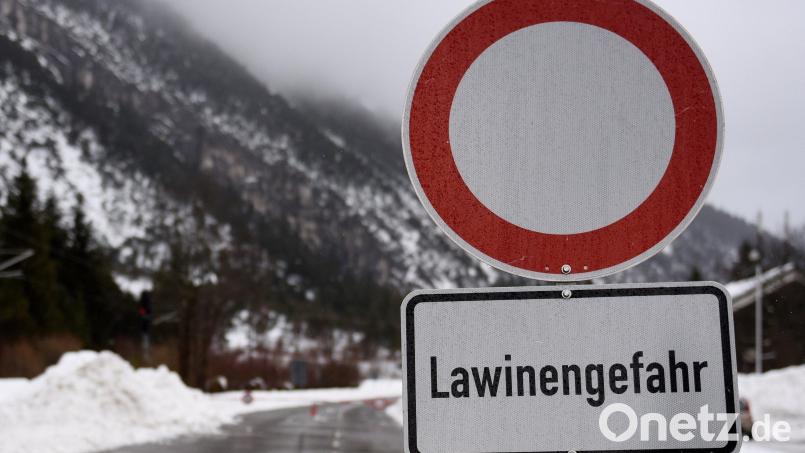 Ein Schild weist auf Lawinengefahr hin. Symbolbild: Angelika Warmuth/dpa