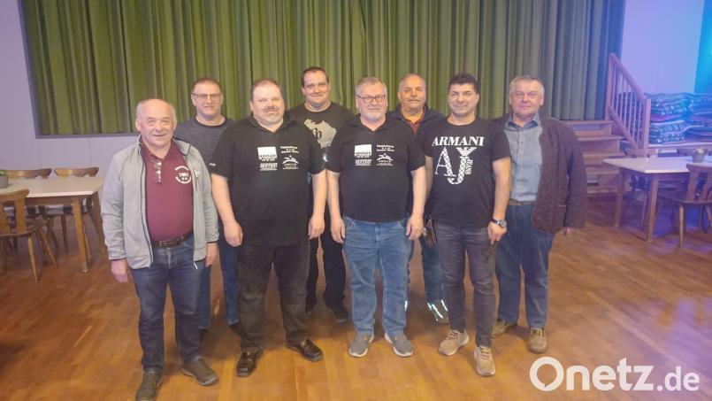 Peter Kagerer (vorne, Mitte) ist der neue "Oberstopsler" des Stopselclub 1951 in Oberwildenau. Dritter Bürgermeister Johann Kick (rechts) wünscht der neuen Führungsriege eine erfolgreiche Arbeit. Bild: hme