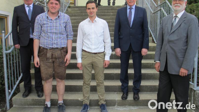 Florian Gottschalk aus Kainsricht (Zweiter von links) und Florian Kolb aus Bachetsfeld (Dritter von links) freuen sich über ihren Abschluss. Bild: Birgit Scharrer/exb