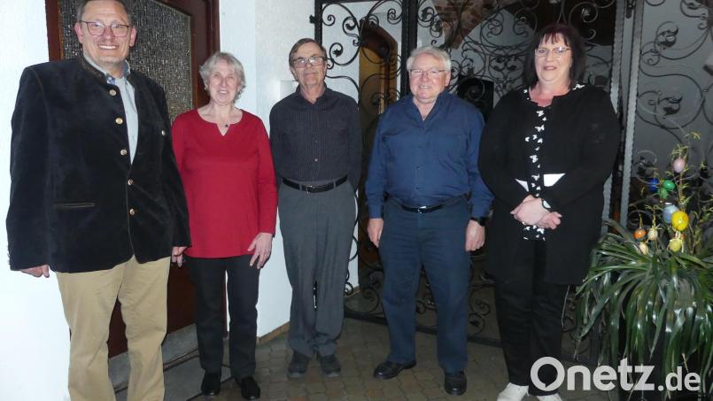 Vorsitzender Harald Drobig (links) und 2. Vorsitzende Christine Held (rechts) gratulierten (von links) Marianne Drobig, Peter Drobig und Robert Held zum Erfolg. Bild: rn