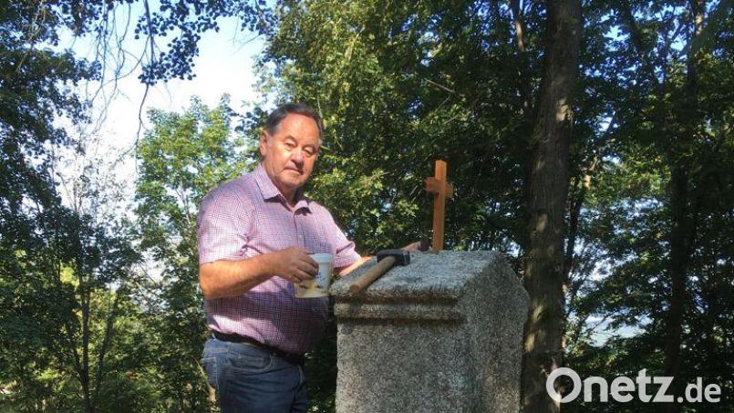 Ehrenvorsitzender Alfons Plößner montierte die neuen Kreuze auf dem Kreuzweg zum Basaltkegel Bild: adj