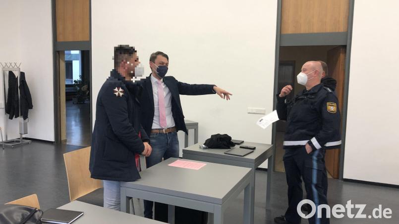 Der Angeklagte mit seinem Verteidiger Rouven Colbatz. Er ist im Oktober bei seiner Freundin eingebrochen und hat Gegenstände im Wert von fast 60.000 Euro mitgenommen. Bild:  Kira Lorenz