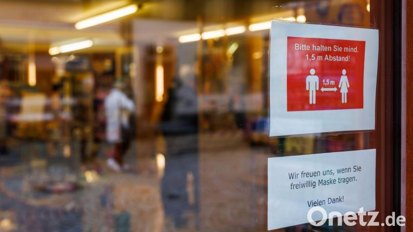 Ein Schild an der Eingangstür eines Schreibwarengeschäfts in Staufen im Breisgau. In großen Teilen Deutschlands entfallen nahezu alle Corona-Schutzmaßnahmen, wie zum Beispiel Maskenpflicht und 3G-Regel. Bild: Philipp von Ditfurth/dpa