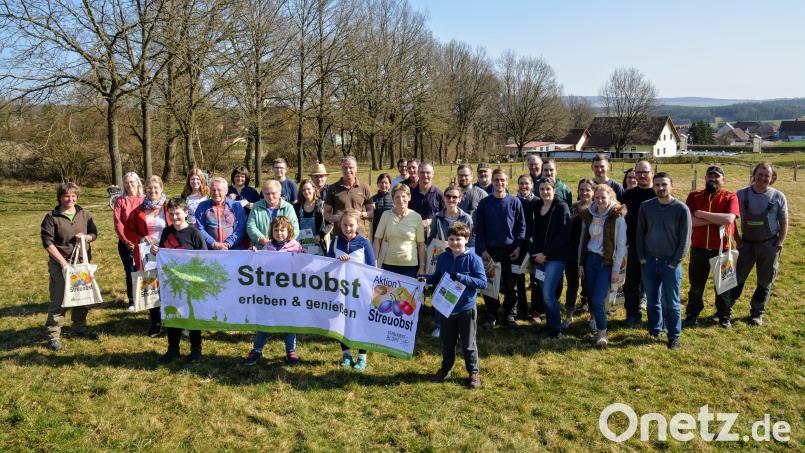 Alt und Jung ist auf der Streuobstwiese bei den Arbeitseinsätzen aktiv. Unter ihnen auch Bürgermeister Hermann Falk (hintere Reihe, Siebter von links), dem Gartler-Vorsitzende Marion Schlosser (links) für die Unterstützung der Aktion durch die Stadt Hirschau dankte. Bild: fdl