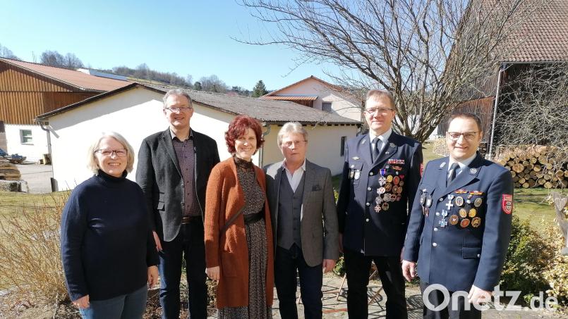 Vertreter der Pfarrgemeinde, des GOV und und der FFW Unterauerbach gratulierten Bruno Pusch. Bild: ga