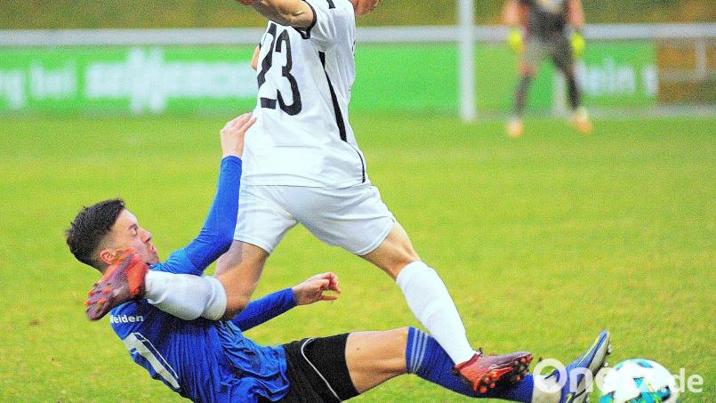 Die SpVgg SV Weiden gewann zuletzt mit 2:1 beim TSV Straubing. Im Nachholspiel beim TSV Seebach wollen Fabian Helleder (blaues Trikot) erneut drei Punkte einfahren. Bild: Werner Franken