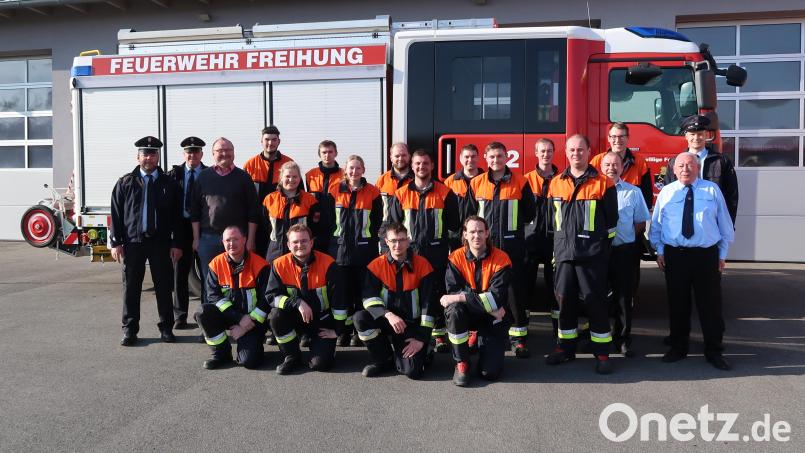 Aktive der Feuerwehr Freihung absolvieren eine Leistungsprüfung (stehend, von links): Kreisbrandmeister Marco Weiß, Kreisbrandinspektor Martin Schmidt, Bürgermeister Uwe König, Johannes Göttlinger, Marie-Sophie Blind, Kay Häusler, Ronja Kraus, Dominik Rettinger, Johannes Großer, Florian Bauer, Christian Bauer, Thomas Luber, Kommandant Andreas Luber, Kommandant a. D. Karl Luber, Zweiter Kommandant Johannes Amann, Vorsitzender Günther Ernst und Schiedsrichter Christoph Erras. Bild: rab