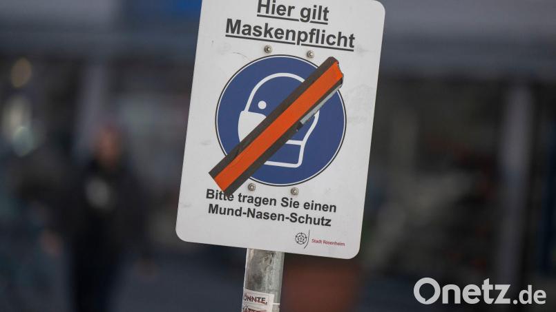 Im Freistaat entfällt ab Sonntag die Maskenpflicht in Schulen, öffentlichen Innenräumen sowie im Handel. Symbolbild: Peter Kneffel/dpa