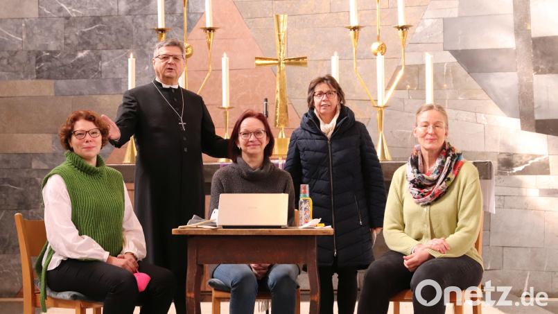 Dekan Karlhermann Schötz (hinten links) und Gabi Müller (hinten rechts), die ehemalige Frauenbeauftragte des Dekanatsbezirks Sulzbach-Rosenberg, stellen die drei neuen Frauenbeauftragten vor: Johanna Groh, Dagmar Schöberl und Corinna Groth (vorne, von links) Bild: cog