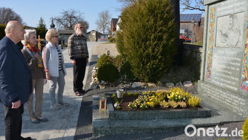 Pater Max Hofinger, Elga Ponzer, Maria Achatz und Pater Benedikt Leitmayr (von links) halten kurz am Resl-Grab auf dem Konnersreuther Friedhof inne. Bild: jr