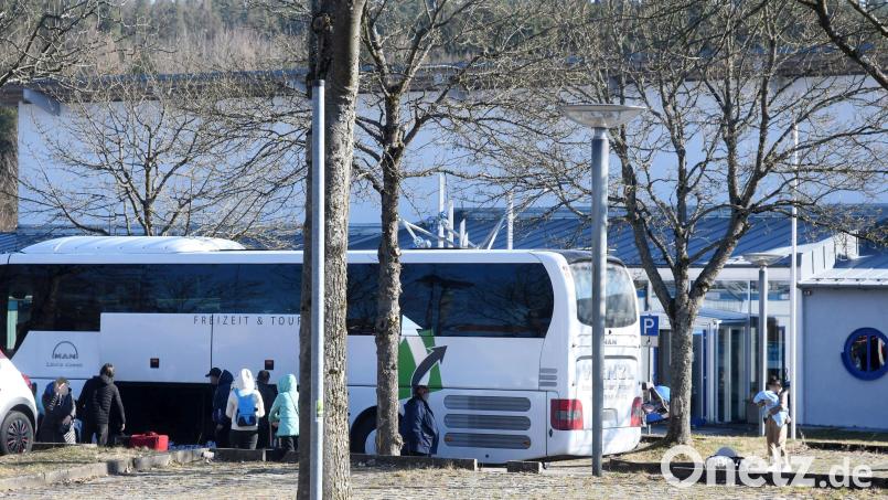 Ukrainische Flüchtlinge kommen bei der Stadthalle Neustadt an. In direkter Nachbarschaft entsteht jetzt ein Containerdorf. Bild: Gabi Schönberger
