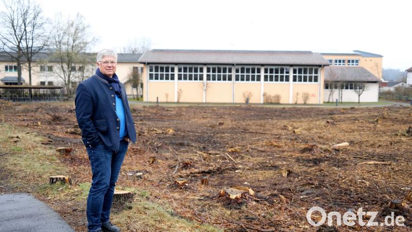 Auf diesem gerodeten Grundstück im Wernberger Ortsteil Unterköblitz entsteht eine neue Dreifachturnhalle. Für den ehemaligen Marktrat und Steuerberater Anton Kummert (links) ist die Halle "völlig überdimensioniert". Bild: Hirsch