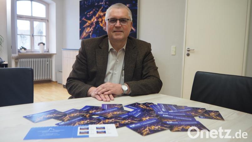 Mit so einem Ansturm auf die Pfreimder Sonderbriefmarken noch vor dem Erscheinen hat Bürgermeister Richard Tischler nicht gerechnet. Diese speziellen Postwertzeichen gibt es jetzt allerdings nicht in der örtlichen Postfiliale, das Rathaus übernimmt den Verkauf des kleinen Andenkens zum 650-Jährigen der Stadt in der Klappkarte. Bild: bl