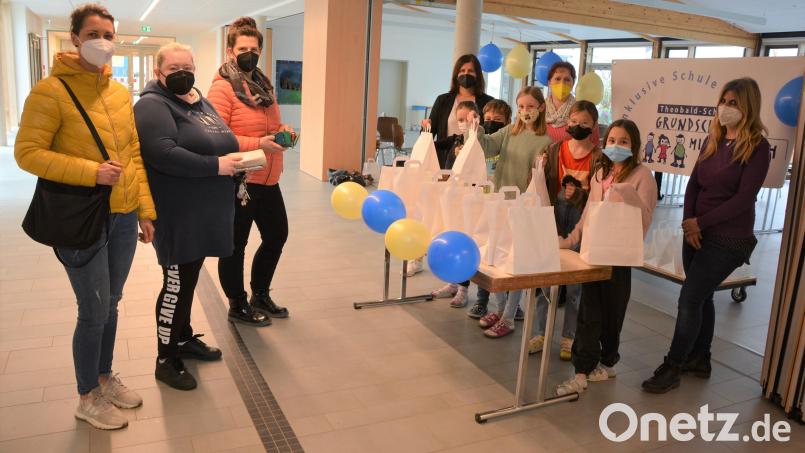 Innerhalb von zwei Stunden waren alle 200 vom Elternbeirat der Grundschule Mitterteich vorbereiteten Kuchenpakete verkauft. Unterstützung leisteten bei der Aktion einige Viertklässler. Mit im Bild (von rechts) Michaela Teubner, Elternbeiratsvorsitzende Carola Wölfl und Rektorin Petra Andritzky. Bild: jr