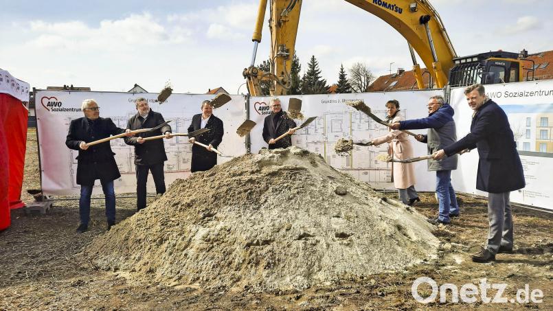 Symbolischer Spatenstich für das Frauenhaus in Arzberg: Im Bild (von links) der Arzberger Bürgermeister Stefan Göcking, SPD-Bundestagsabgeordneter Jörg Nürnberger, AWO-Kreisvorsitzender Alexander Wagner, Architekt Dietmar Stiefler, die Hofer Oberbürgermeisterin Eva Döhla, der Wunsiedler Landratsstellvertreter Roland Schöffel und der Hofer Landrat Oliver Bär. Bild: Schemm/fph