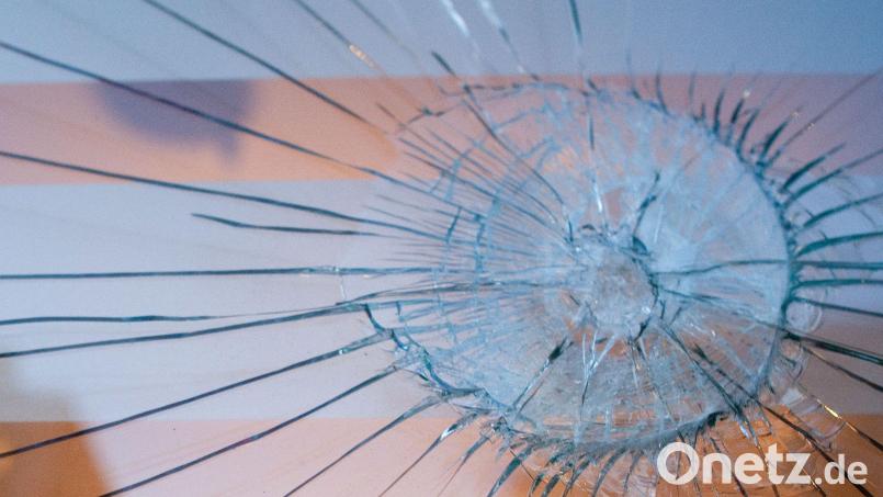 Unbekannte haben in Cham die Windschutzscheibe eines Autos beschädigt. Bild: Klaus-Dietmar Gabbert/dpa