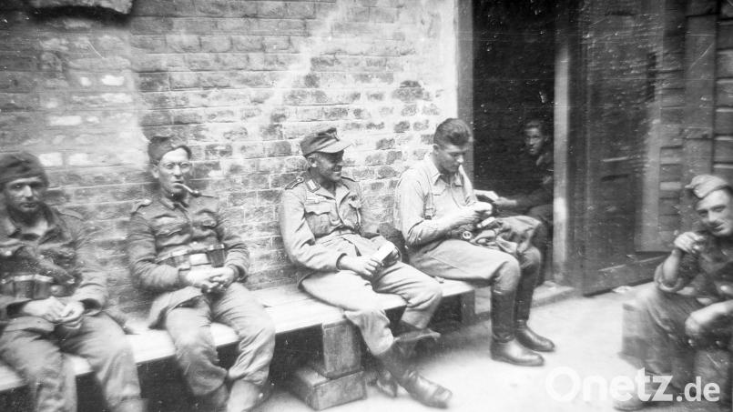 Johann Betz (Dritter von links) mit Soldaten-Kameraden. Der Döllnitzer war 1936 der erste Mann, der aus der damaligen Gemeinde Döllnitz einberufen wurde. Repro: Familienarchiv Sieglinde Schärtl / exb