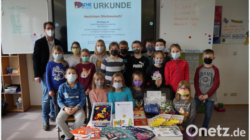 Mit Stolz präsentieren die Kinder der Klasse 3a mit Klassleiter Peter Grosser die Urkunde, die sie als Siegerklasse unter allen Frühstarter-Klassen bekommen haben. Bild: wel